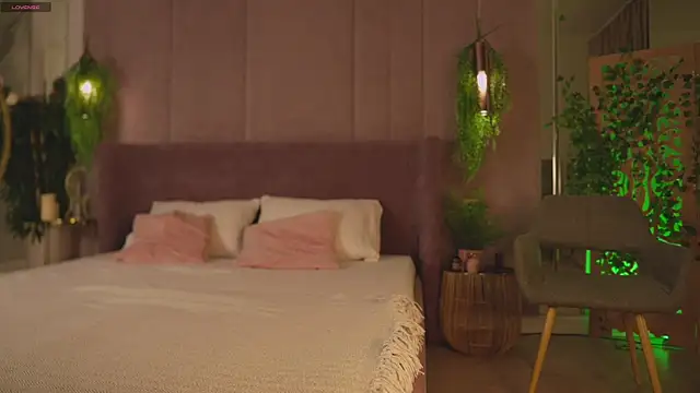 Smiley Mia online show from 11-29-25, 05:10