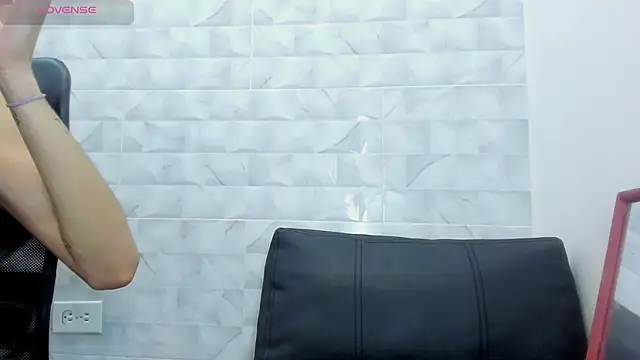 Snapshot of Realbadbxtch chatting on 02-18-25, 08:03 Realbadbxtch online show from 02-18-25, 08:03