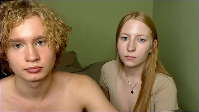 Snapshot of AliceStoneJhonyStone chatting on 09-25-25, 04:21 AliceStoneJhonyStone online show from 09-25-25, 04:21