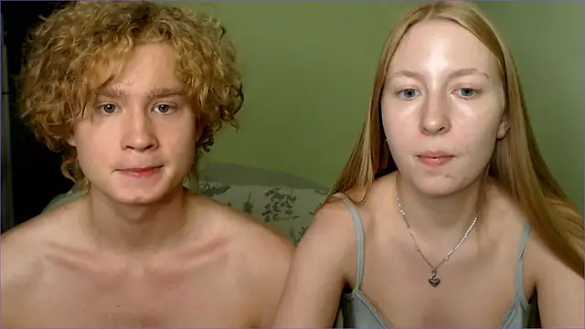 Snapshot of AliceStoneJhonyStone chatting on 09-28-25, 08:03 AliceStoneJhonyStone online show from 09-28-25, 08:03