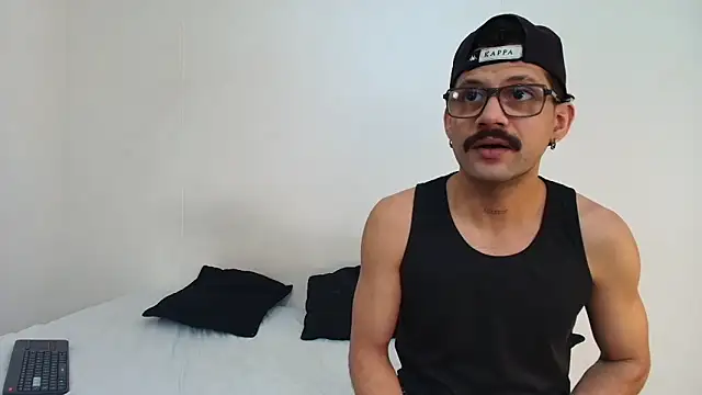 Snapshot of Benjamin_show chatting on 02-21-26, 04:52 Benjamin show online show from 02-21-26, 04:52