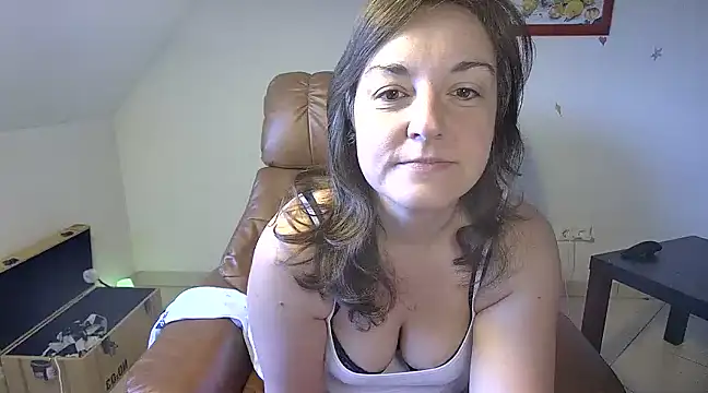 Snapshot of stunning_Rosi chatting on 03-08-25, 06:43 stunning Rosi online show from 03-08-25, 06:43