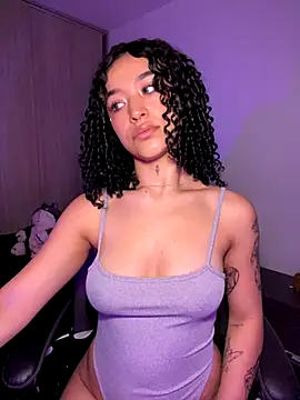 Crystal Dluna online show from 10-28-25, 05:48