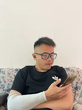 Snapshot of lixiaoshuai8 chatting on 03-11-25, 04:43 lixiaoshuai8 online show from 03-11-25, 04:43