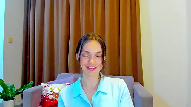 LovelyeeMia online show from 10-28-25, 11:47