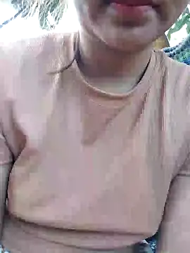 Snapshot of Betty20zx chatting on 02-21-25, 01:33 Betty20zx online show from 02-21-25, 01:33