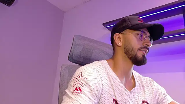 Snapshot of tony_muscle chatting on 04-15-26, 10:22 tony muscle online show from 04-15-26, 10:22