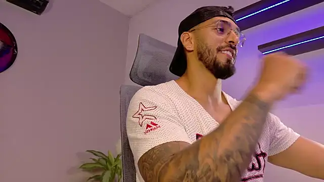 Snapshot of tony_muscle chatting on 04-15-26, 09:15 tony muscle online show from 04-15-26, 09:15