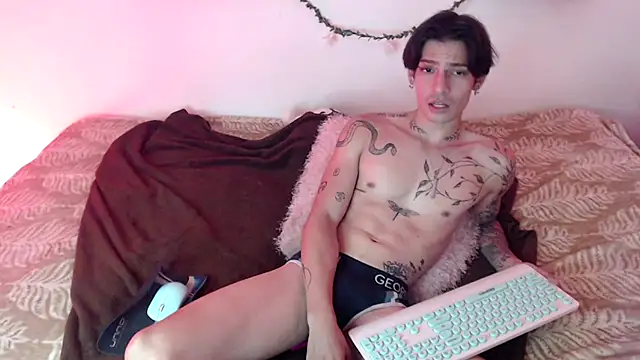 Snapshot of Apolo_Hidalgo01 chatting on 12-25-24, 04:43 Apolo Hidalgo01 online show from 12-25-24, 04:43