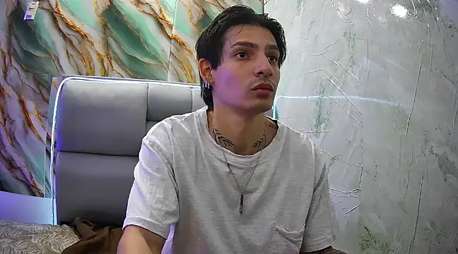 Snapshot of Apolo_Hidalgo01 chatting on 01-31-25, 04:06 Apolo Hidalgo01 online show from 01-31-25, 04:06
