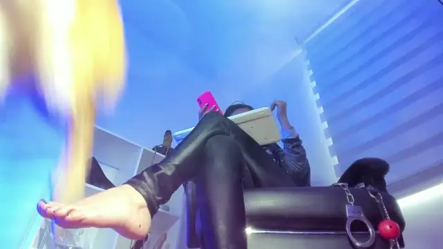 Snapshot of charlotte_joliedart chatting on 10-15-25, 08:09 charlotte joliedart online show from 10-15-25, 08:09