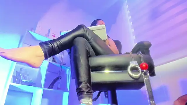 Snapshot of charlotte_joliedart chatting on 10-28-25, 10:01 charlotte joliedart online show from 10-28-25, 10:01