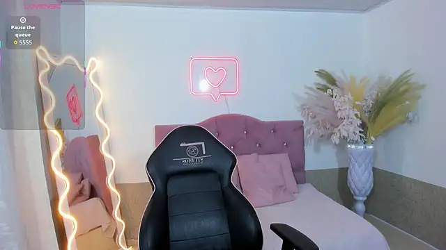 kendra tay online show from 12-21-25, 03:13