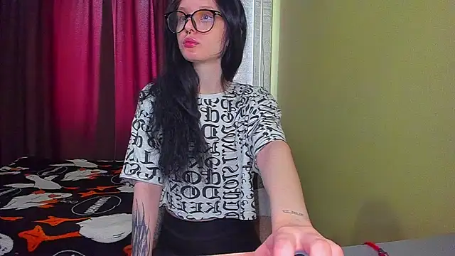 Snapshot of Hi_Kitti chatting on 03-11-25, 06:53 Hi Kitti online show from 03-11-25, 06:53