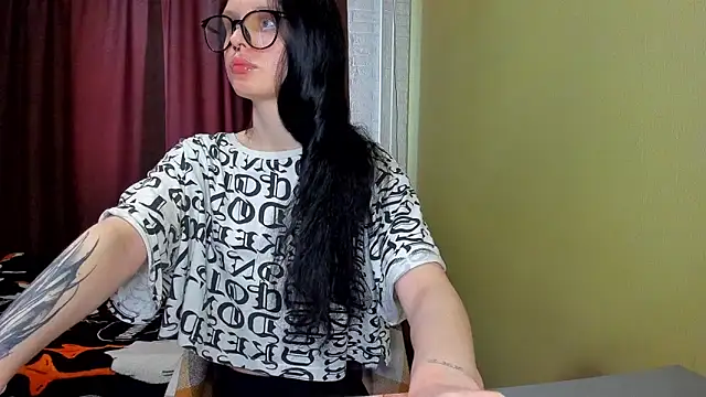Snapshot of Hi_Kitti chatting on 03-11-25, 10:51 Hi Kitti online show from 03-11-25, 10:51