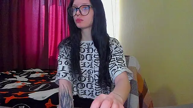 Snapshot of Hi_Kitti chatting on 03-13-25, 05:11 Hi Kitti online show from 03-13-25, 05:11