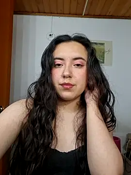 Snapshot of Emi_chik chatting on 05-01-26, 04:39 Emi chik online show from 05-01-26, 04:39