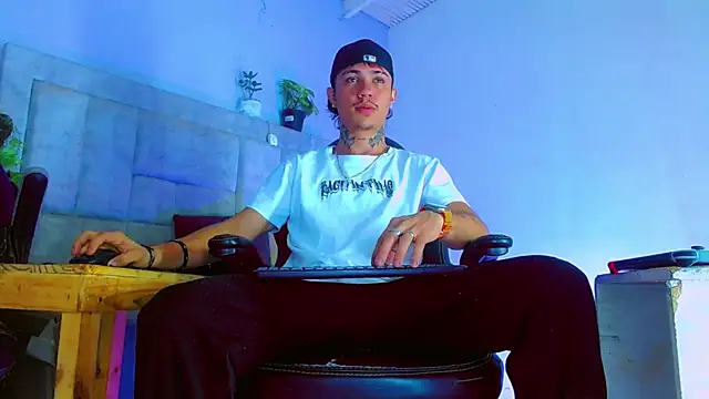 Snapshot of HannibalLester chatting on 09-10-25, 04:01 HannibalLester online show from 09-10-25, 04:01