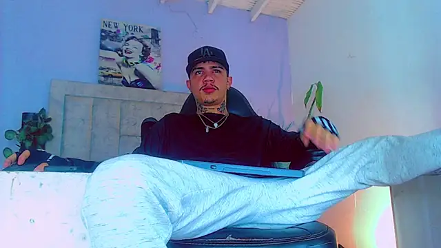 Snapshot of HannibalLester chatting on 10-05-25, 05:00 HannibalLester online show from 10-05-25, 05:00