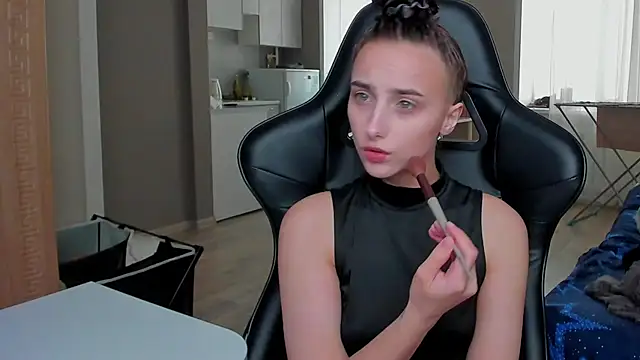 Snapshot of SilverDream chatting on 10-19-25, 11:33 SilverDream online show from 10-19-25, 11:33