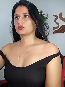 Snapshot of elena_jonees chatting on 10-13-25, 03:23 elena jonees online show from 10-13-25, 03:23