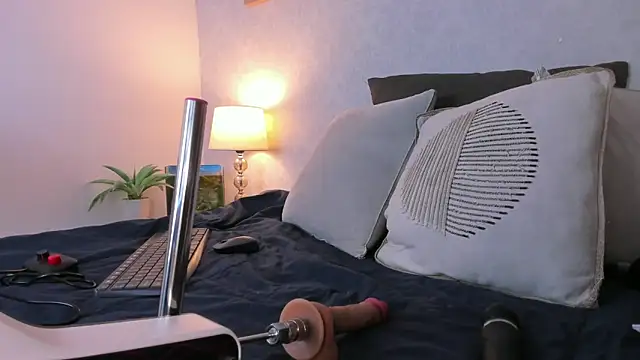Caroline dh online show from 06-18-26, 11:36