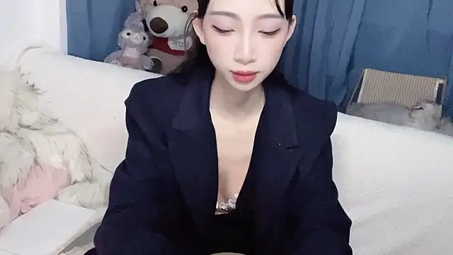 Snapshot of Lili-2 chatting on 11-23-25, 04:18 Lili-2 online show from 11-23-25, 04:18