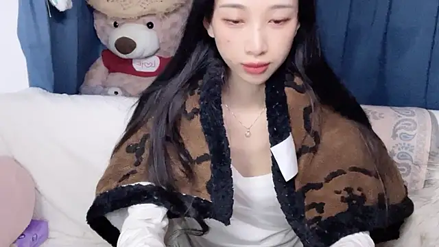 Snapshot of Lili-2 chatting on 02-05-26, 12:54 Lili-2 online show from 02-05-26, 12:54