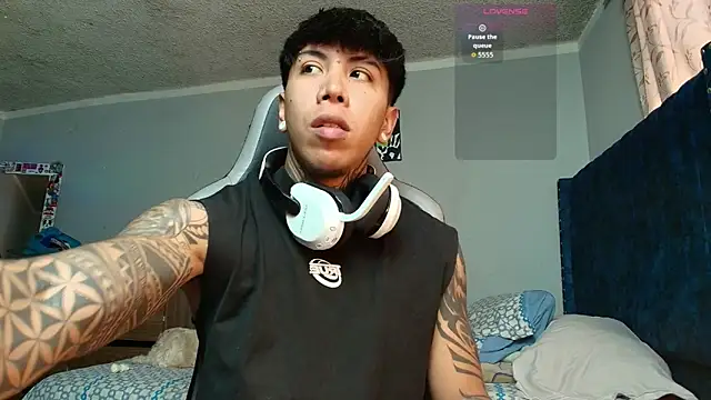 Nickhot0609 online show from 10-13-25, 05:24