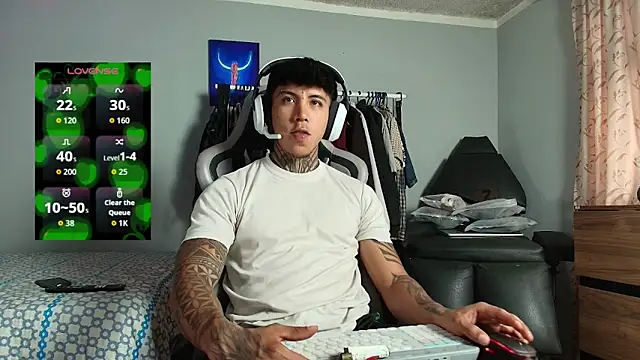 Snapshot of Nickhot0609 chatting on 03-05-26, 09:44 Nickhot0609 online show from 03-05-26, 09:44