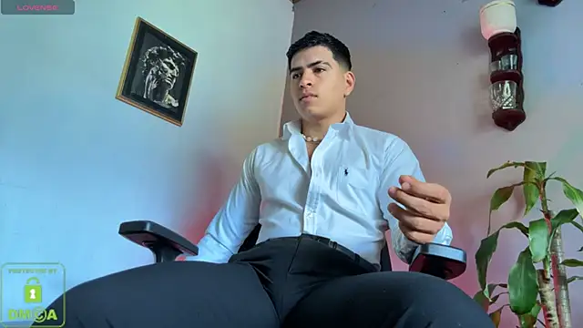 Snapshot of Adrian_Mill3r chatting on 11-04-25, 04:50 Adrian Mill3r online show from 11-04-25, 04:50