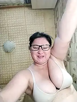 Snapshot of Holly-69 chatting on 09-26-25, 09:35 Holly-69 online show from 09-26-25, 09:35