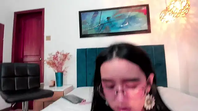 Snapshot of LaraGoldd chatting on 02-19-25, 04:23 LaraGoldd online show from 02-19-25, 04:23