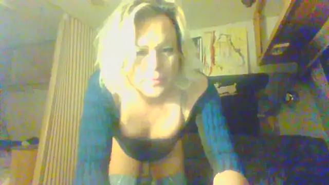 Snapshot of HoneyBdaQueen chatting on 12-23-25, 06:44 HoneyBdaQueen online show from 12-23-25, 06:44