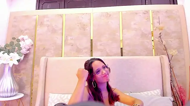 Snapshot of MelanieRoah chatting on 03-22-25, 10:48 MelanieRoah online show from 03-22-25, 10:48