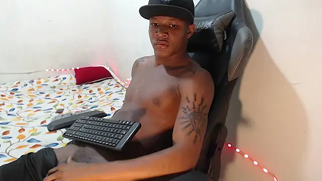 Snapshot of Alid_17 chatting on 12-11-24, 12:44 Alid 17 online show from 12-11-24, 12:44