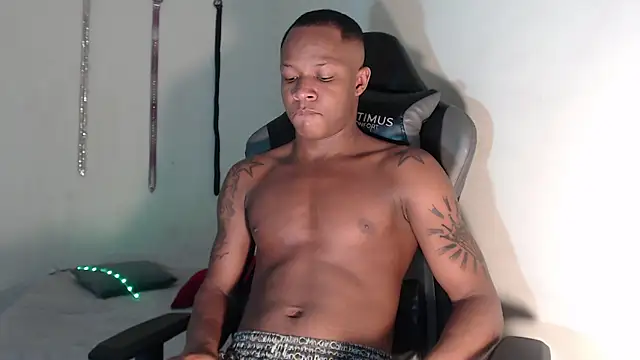 Snapshot of Alid_17 chatting on 12-14-24, 10:13 Alid 17 online show from 12-14-24, 10:13