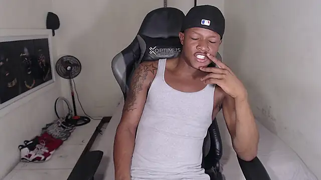 Snapshot of Alid_17 chatting on 12-20-24, 12:41 Alid 17 online show from 12-20-24, 12:41