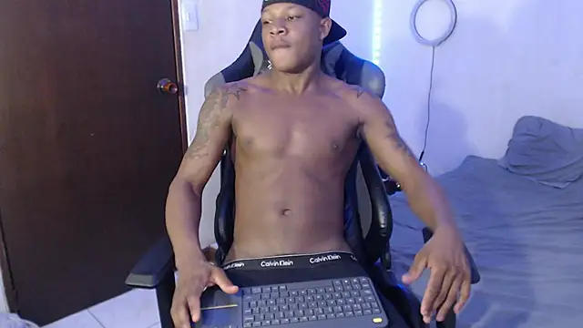 Snapshot of Alid_17 chatting on 01-15-25, 07:12 Alid 17 online show from 01-15-25, 07:12