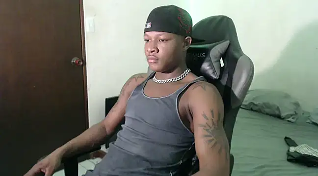 Snapshot of Alid_17 chatting on 01-19-25, 07:47 Alid 17 online show from 01-19-25, 07:47