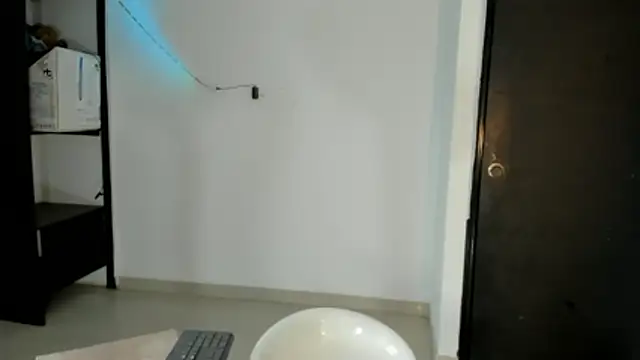 Snapshot of Alid_17 chatting on 12-18-25, 10:27 Alid 17 online show from 12-18-25, 10:27