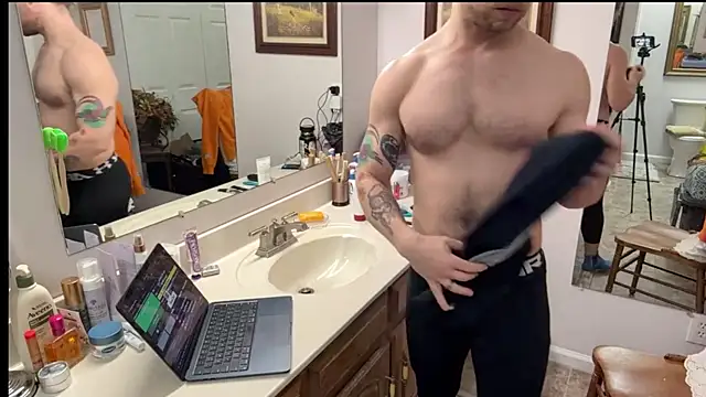 Snapshot of DaddydayDrinkzz chatting on 02-08-25, 05:40 DaddydayDrinkzz online show from 02-08-25, 05:40