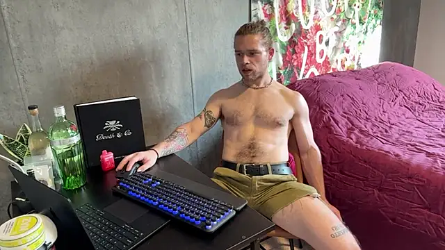 Snapshot of DaddydayDrinkzz chatting on 03-19-25, 11:03 DaddydayDrinkzz online show from 03-19-25, 11:03