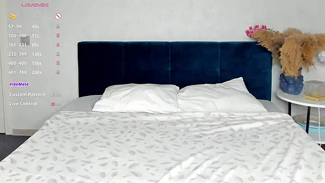 Esme Runn online show from 10-22-25, 03:29