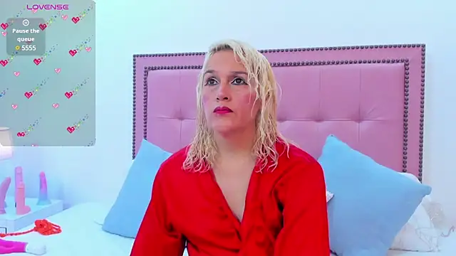 Snapshot of CarolinaGlamour chatting on 01-28-25, 07:32 CarolinaGlamour online show from 01-28-25, 07:32