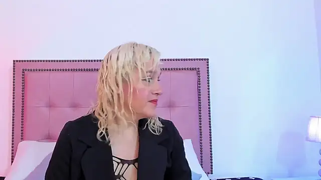 Snapshot of CarolinaGlamour chatting on 01-30-25, 07:48 CarolinaGlamour online show from 01-30-25, 07:48