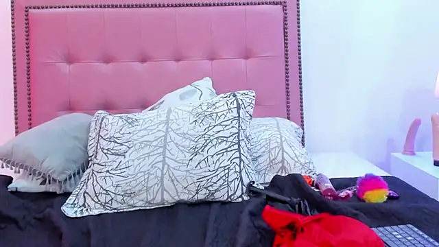 Snapshot of CarolinaGlamour chatting on 02-04-25, 02:17 CarolinaGlamour online show from 02-04-25, 02:17