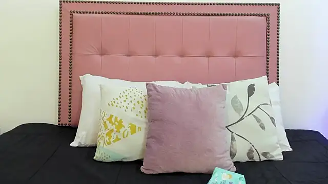 Snapshot of CarolinaGlamour chatting on 02-10-25, 07:49 CarolinaGlamour online show from 02-10-25, 07:49