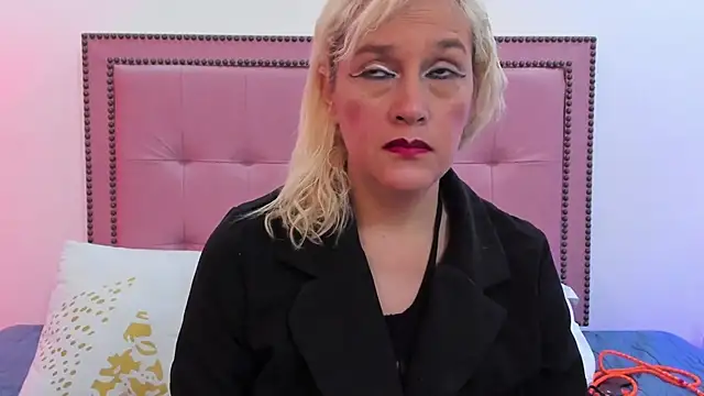 Snapshot of CarolinaGlamour chatting on 02-19-25, 11:04 CarolinaGlamour online show from 02-19-25, 11:04