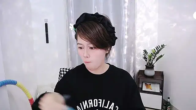 Snapshot of Fan_ting chatting on 02-17-25, 06:09 Fan ting online show from 02-17-25, 06:09